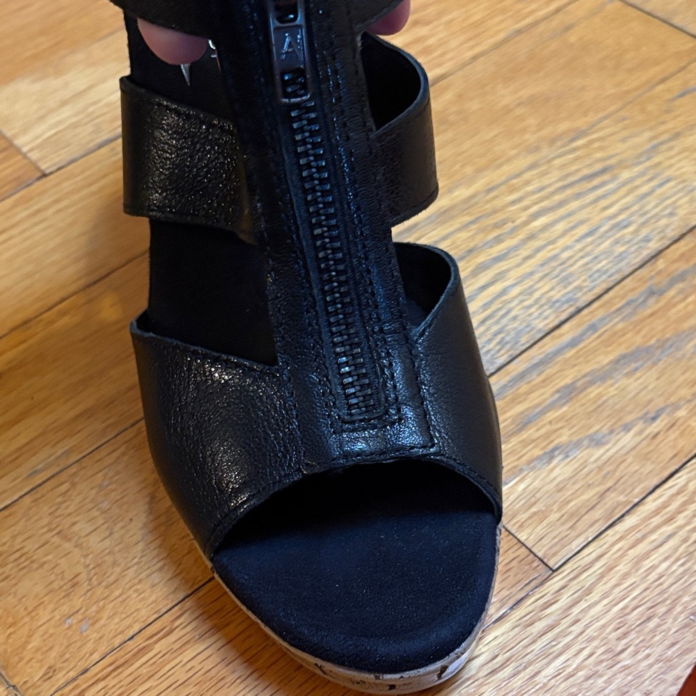 Aerosoles wedge Leather Black 7.5 Stage Lights Zipper - barely worn - Picture 7 of 14